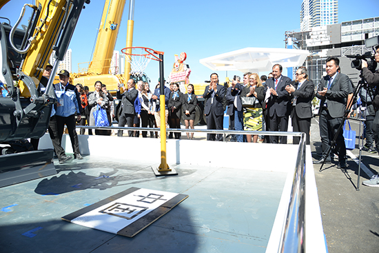 徐工XE35U液壓挖掘機現(xiàn)場揮毫潑墨、投籃表演，成為展場上的“閃亮明星”